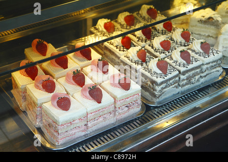 En pâtisserie gâteaux crème de fraise, London, UK Banque D'Images