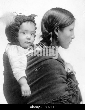 Native American Woman à partir de la région des Plaines, avec bébé sur son dos, USA Banque D'Images