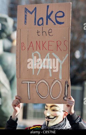 Manifestant masqué vu à Birmingham UK Octobre 2011. Partie de protestation mondiale contre les banques et du système économique actuel. Banque D'Images