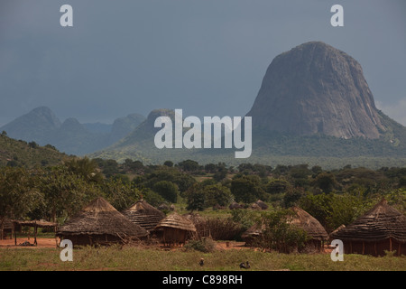 S'élever au-dessus de collines dans le district d'Abim, cabanes d'herbe, dans le nord de l'Ouganda, l'Afrique de l'Est. Banque D'Images