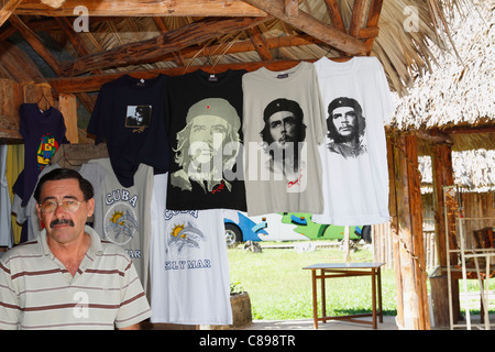 Vendeur de Cuba et Che Guevara imprimé t-shirts à vendre à Cuba, novembre, 2010 Banque D'Images