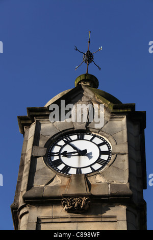 Ville de Stirling, Écosse. Vue rapprochée de la tour de l'horloge (ou pont Bayne Tour de l'horloge) au rond-point des douanes. Banque D'Images