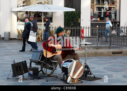 Musicien et chanteur de rue sur Amagertorv sur Strøget, la principale rue piétonne, de divertissement et de shopping street à Copenhague Banque D'Images