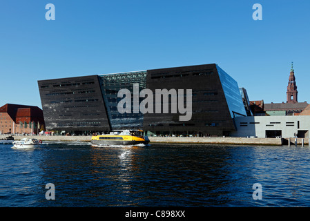 Le Black Diamond, Den Sorte Diamant, au bord de l'eau à Copenhague, Danemark. Le bâtiment est celui de l'habitation la Bibliothèque royale et est un centre de culture. Banque D'Images