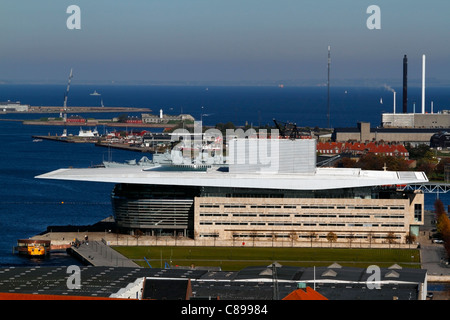 Vue aérienne de l'Opéra royal danois sur le front de mer dans le port intérieur de Copenhague, Danemark. La Suède peut être vue dans la brume. Banque D'Images