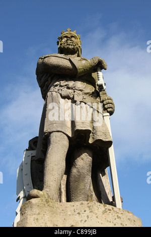 Ville de Stirling, Écosse. Low angle view of the King Robert the Bruce statue sur l'Esplanade du Château de Stirling. Banque D'Images