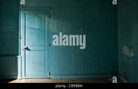 Chambre bleue dans maison abandonnée Banque D'Images