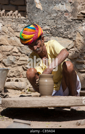 Potter indien en turban Rajasthani fonctionne de potier à la maison faire des pots d'argile dans village Nimaj, Rajasthan, Inde Banque D'Images