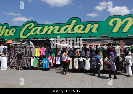 Vêtements pour la vente à la marché de Camden Londres Juillet 2010 Banque D'Images