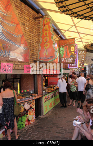 Des stands de nourriture mexicaine et thaïlandaise Stables Market Camden Londres Juillet 2010 Banque D'Images