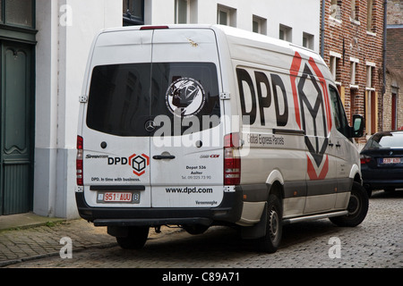 Livraison de colis DPD van, petite rue du centre-ville, Bruges , Belgique Banque D'Images