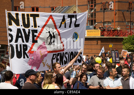 Les enseignants grève retraite 30 juin 2011. Rally (après mars) à Castlefield Arena, Manchester UK Banque D'Images