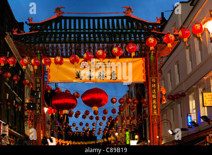 Les célébrations du Nouvel An chinois décorations, Gerrard Street, China Town, Londres, Angleterre, Royaume-Uni, Europe Banque D'Images