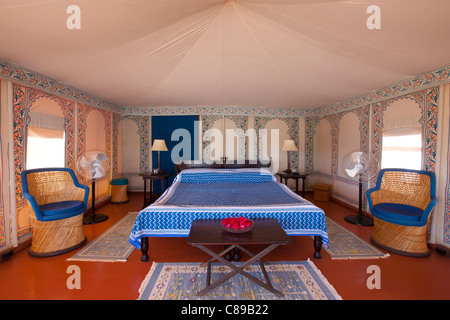 Chhatra Sagar camp de tentes de luxe et du réservoir d'oasis dans le désert à Nimaj, Rajasthan, Inde du Nord Banque D'Images