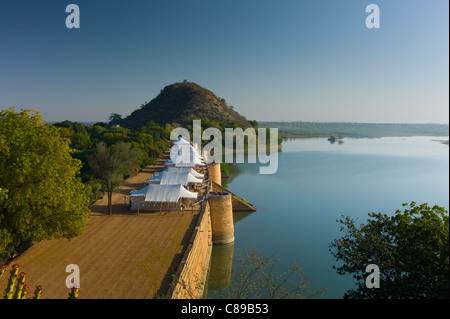 Chhatra Sagar camp de tentes de luxe et du réservoir d'oasis dans le désert à Nimaj, Rajasthan, Inde du Nord Banque D'Images