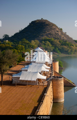 Chhatra Sagar camp de tentes de luxe et du réservoir d'oasis dans le désert à Nimaj, Rajasthan, Inde du Nord Banque D'Images