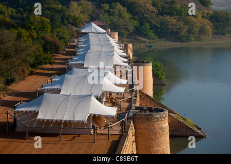 Chhatra Sagar camp de tentes de luxe et du réservoir d'oasis dans le désert à Nimaj, Rajasthan, Inde du Nord Banque D'Images