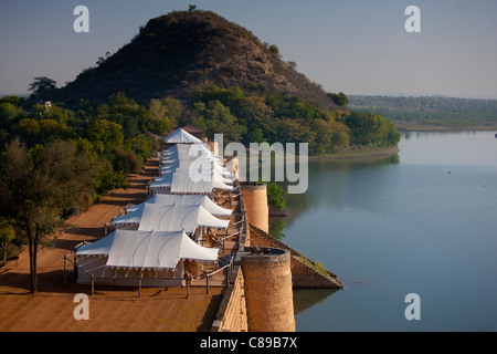 Chhatra Sagar camp de tentes de luxe et du réservoir d'oasis dans le désert à Nimaj, Rajasthan, Inde du Nord Banque D'Images