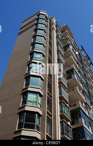 Vue du bas d'un immeuble contre le ciel bleu Banque D'Images