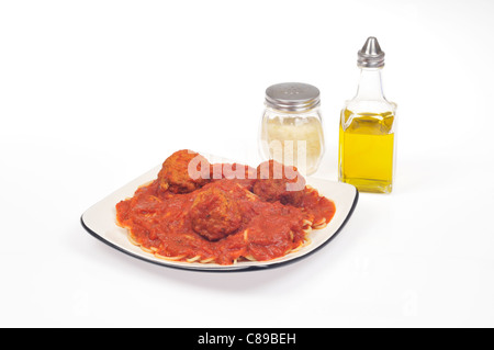 Repas de spaghetti et boulettes de viande avec sauce tomate sur plaque sur fond blanc. Banque D'Images