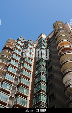 Vue du bas d'un immeuble à appartements Banque D'Images