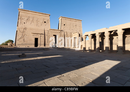 Pylônes au Temple d'Isis à Philae, Île Aglika, Assouan Haute Egypte Banque D'Images