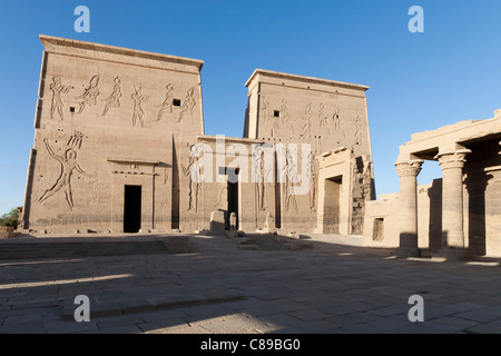 Pylônes au Temple d'Isis à Philae, Île Aglika, Assouan Haute Egypte Banque D'Images