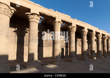 Colonnade à Temple d'Isis à Philae, Île Aglika, Assouan Haute Egypte Banque D'Images