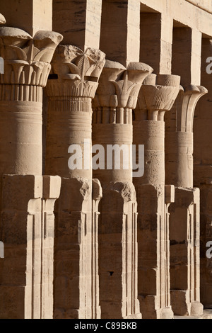 Colonnade à Temple d'Isis à Philae, Île Aglika, Assouan Haute Egypte Banque D'Images