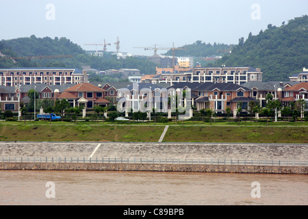 Construction de style nord-américaine le long du fleuve Yangtze à Yichang City, Chine Banque D'Images