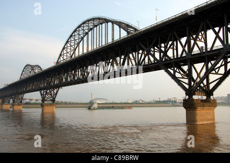 Jiujiang Conference Centre encadré par le pont de la rivière Yangtze Jiujiang, Chine Banque D'Images