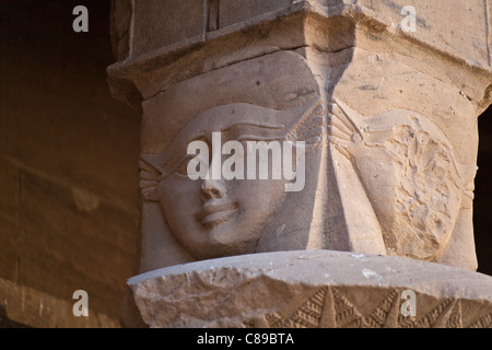 La tête d'Hathor Temple de la colonne d'Isis à Philae, Île Aglika, Assouan Haute Egypte Banque D'Images