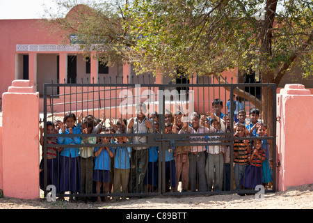 Les écoliers indiens qui fréquentent l'école à Doeli de Sawai Madhopur, Rajasthan, Inde du Nord Banque D'Images