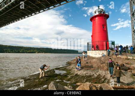 Le petit phare rouge, officiellement Jeffrey's Hook Lighthouse, à la base du pont George Washington à New York. Banque D'Images