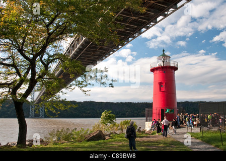 Le petit phare rouge, officiellement Jeffrey's Hook Lighthouse, à la base du pont George Washington à New York. Banque D'Images