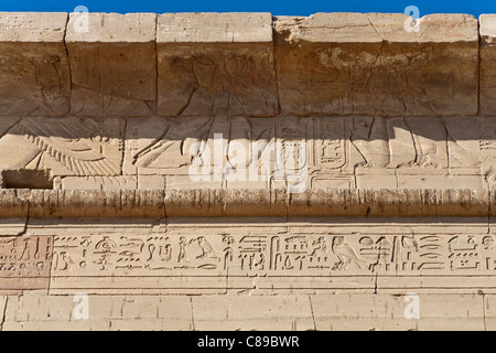 Travail de secours sur linteau au Temple de Philae, l'île d'Isis, Agliki, Assouan, Egypte Banque D'Images