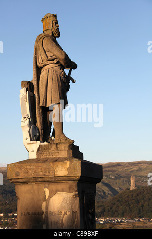 Ville de Stirling, Écosse. Le roi Robert Bruce Monument avec le Monument National à Wallace dans l'arrière-plan. Banque D'Images