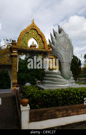 Statue d'argent de cobra avec têtes naga gardant Bouddha au temple bouddhiste Wat Doi Saket dans le nord de la Thaïlande Banque D'Images