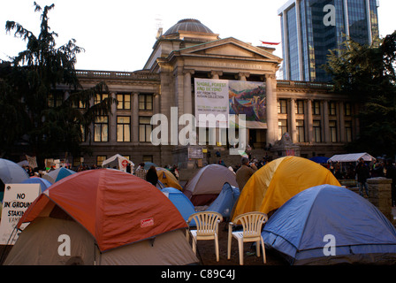 Les manifestants occupent tentes au rassemblement à Vancouver avant de la Vancouver Art Gallery, Vancouver, Colombie-Britannique, Canada. Banque D'Images