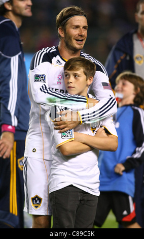 DAVID BECKHAM & BROOKLYN BECKHAM LA GALAXY V CHIVAS USA MLS CARSON LOS ANGELES CA USA 16 Octobre 2011 Banque D'Images