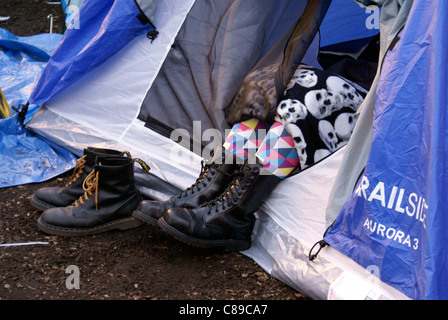 Les jambes des filles qui dépasse de l'une tente à l'Occuper Vancouver rally à la Vancouver Art Galler, Vancouver, British Columbia, Canada Banque D'Images