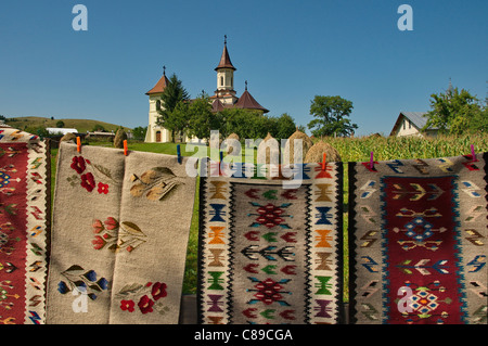 Le paysage traditionnel d'une église et de tapis faits main en Moldavie, Roumanie Banque D'Images