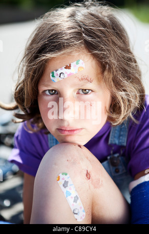 Germany, Bavaria, blessés girl sitting on road après accident de bicyclette Banque D'Images