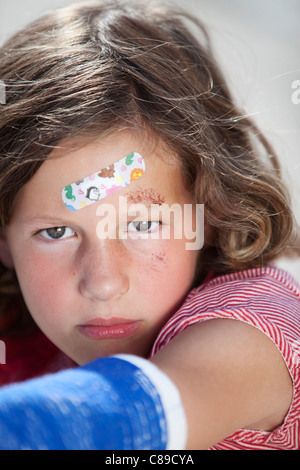 Germany, Bavaria, blessés girl sitting on road après l'accident de vélo, close-up Banque D'Images