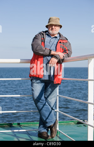 Man sur le pont du navire Banque D'Images