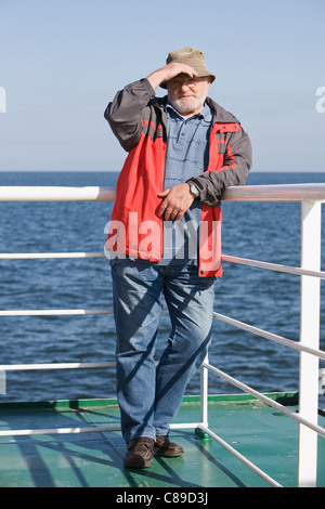 Man sur le pont du navire Banque D'Images