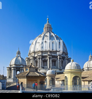 Terrasse sur le toit et coupole de la basilique Saint-Pierre du Vatican Rome Italie Banque D'Images