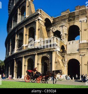 Colisée et calèche Rome Italie Banque D'Images