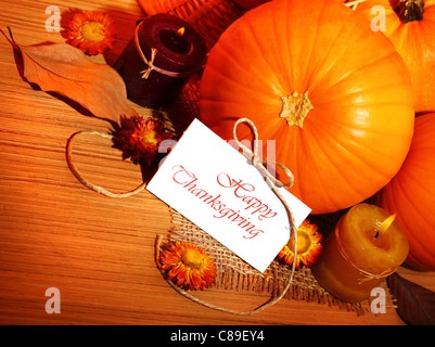 Vacances de Thanksgiving, frontière citrouille décoration vie encore avec des bougies sur la table en bois, l'arrière-plan carte de souhaits avec texte Banque D'Images