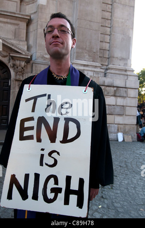 Occupy London. Avec les conseils de l'homme sandwich dire "La fin est proche ' en face de St Paul's Banque D'Images